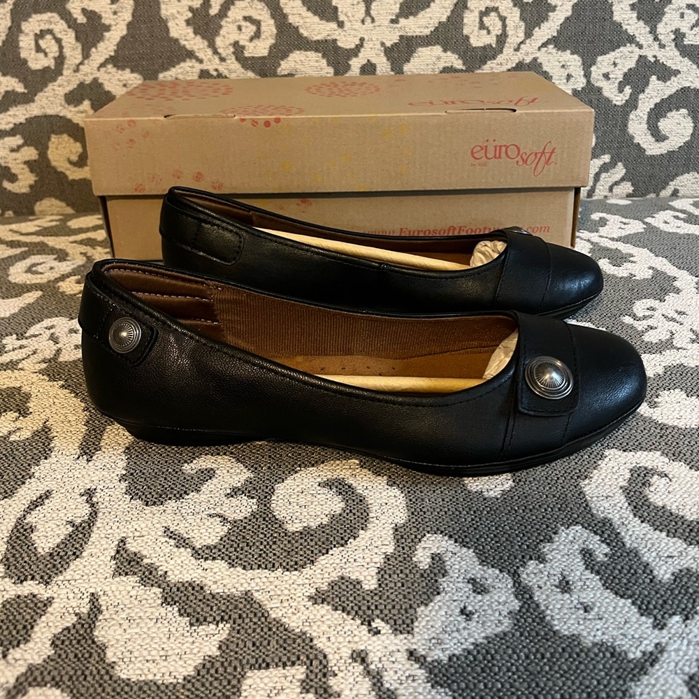NEW in box Women’s EuroSoft by Sofft Black Flats